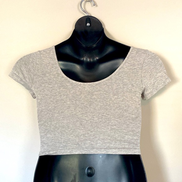 Soprano Short Sleeve Scoop Neck Crop Top - Picture 2 of 8